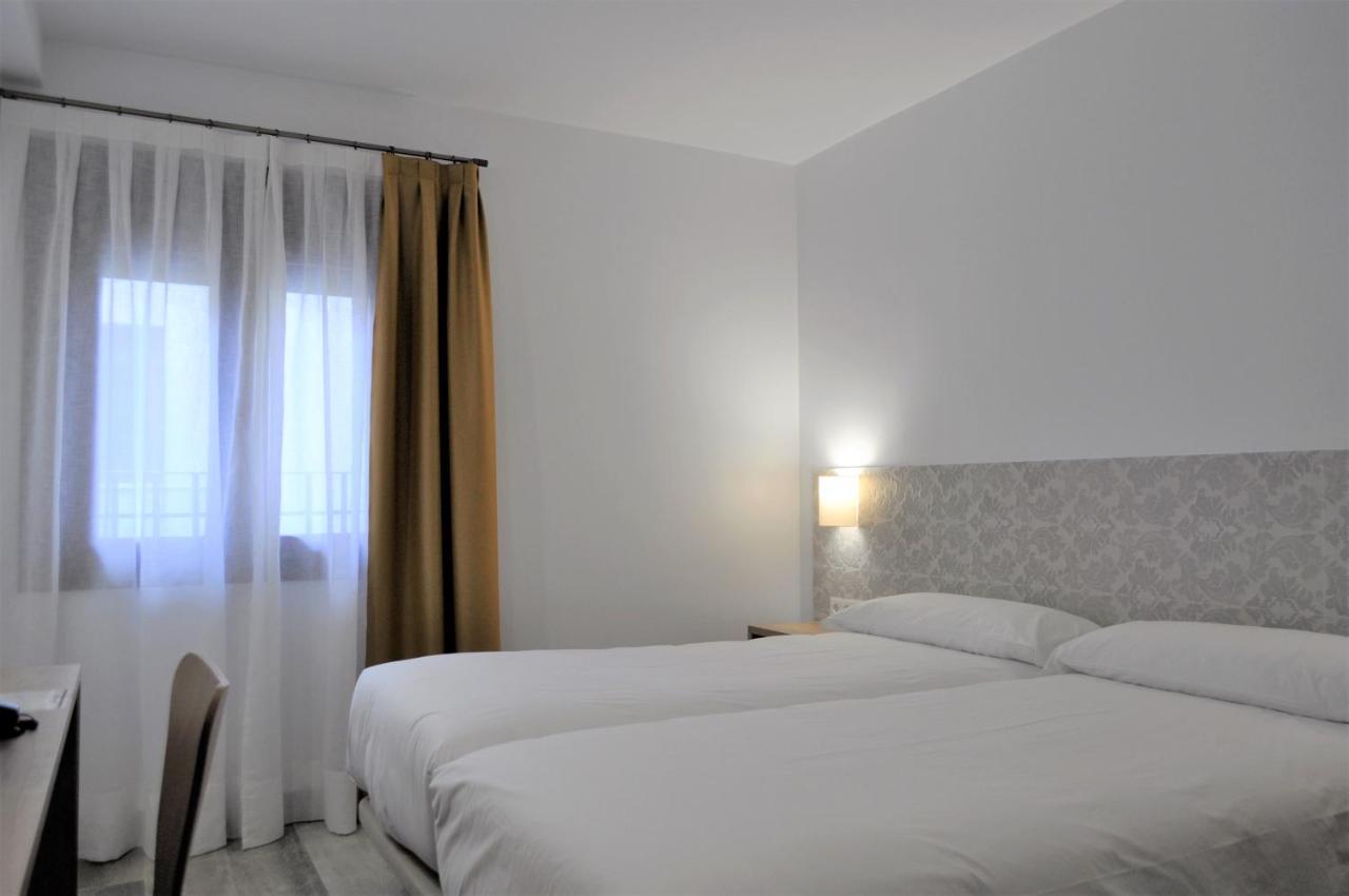 Hostal Restaurante Villa De Брихуега Екстериор снимка