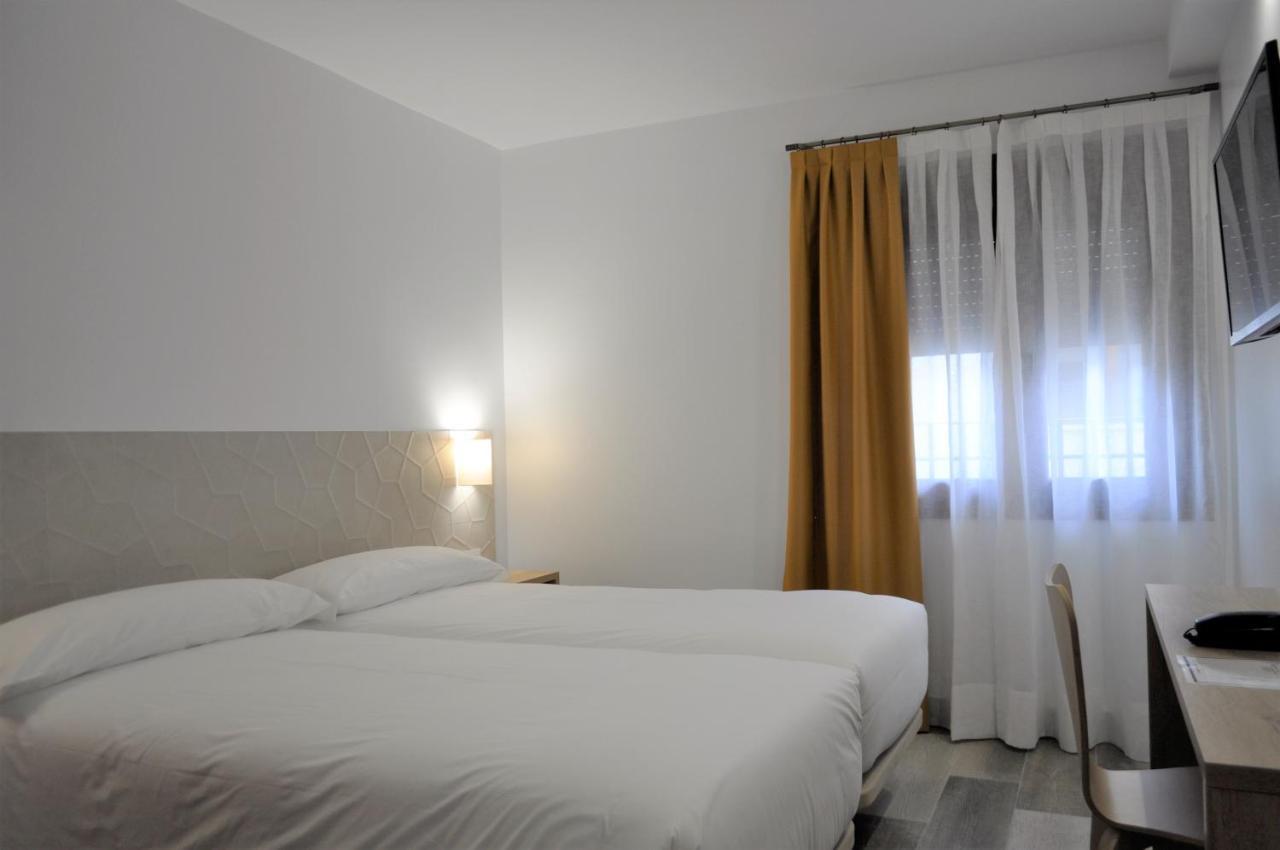 Hostal Restaurante Villa De Брихуега Екстериор снимка