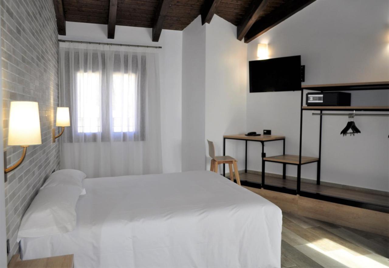 Hostal Restaurante Villa De Брихуега Екстериор снимка
