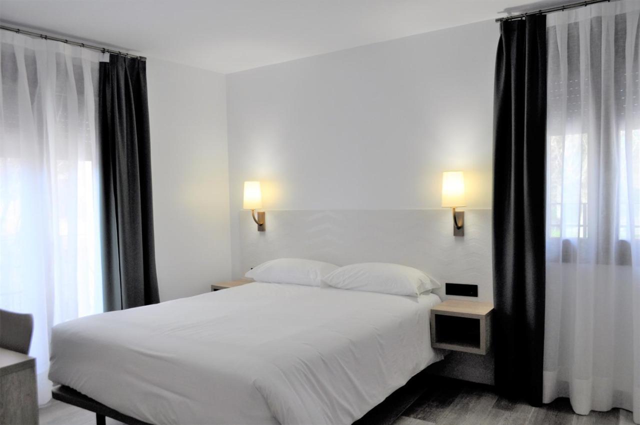 Hostal Restaurante Villa De Брихуега Екстериор снимка