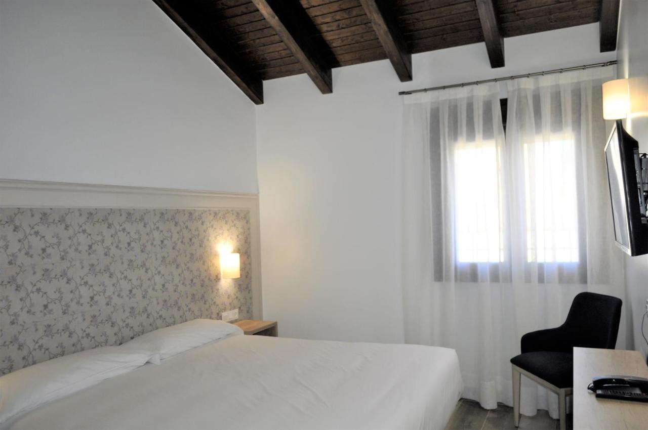 Hostal Restaurante Villa De Брихуега Екстериор снимка