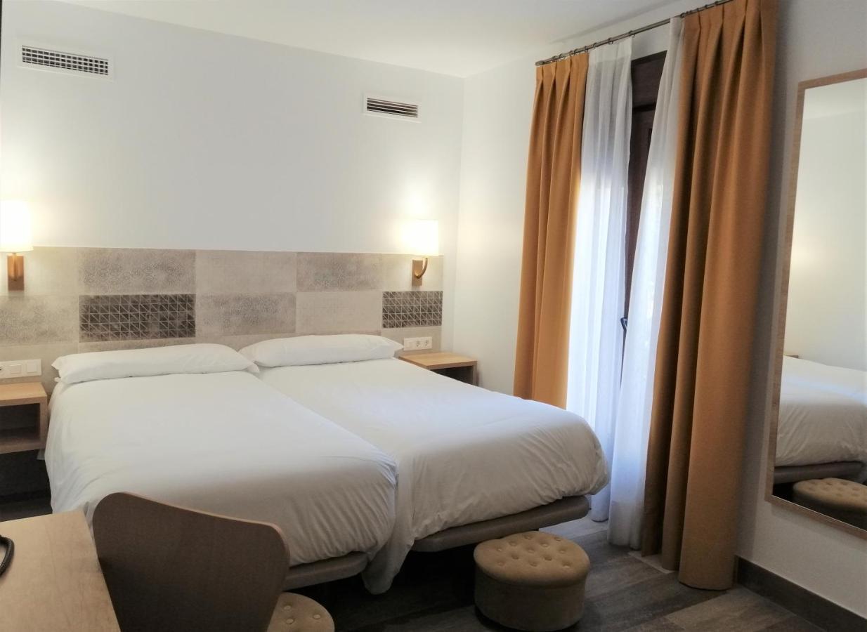 Hostal Restaurante Villa De Брихуега Екстериор снимка